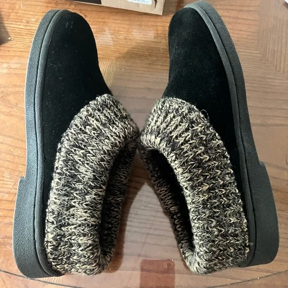 NEW Clark Suede size 7 indoor/outdoor slippers - Picture 4 of 9